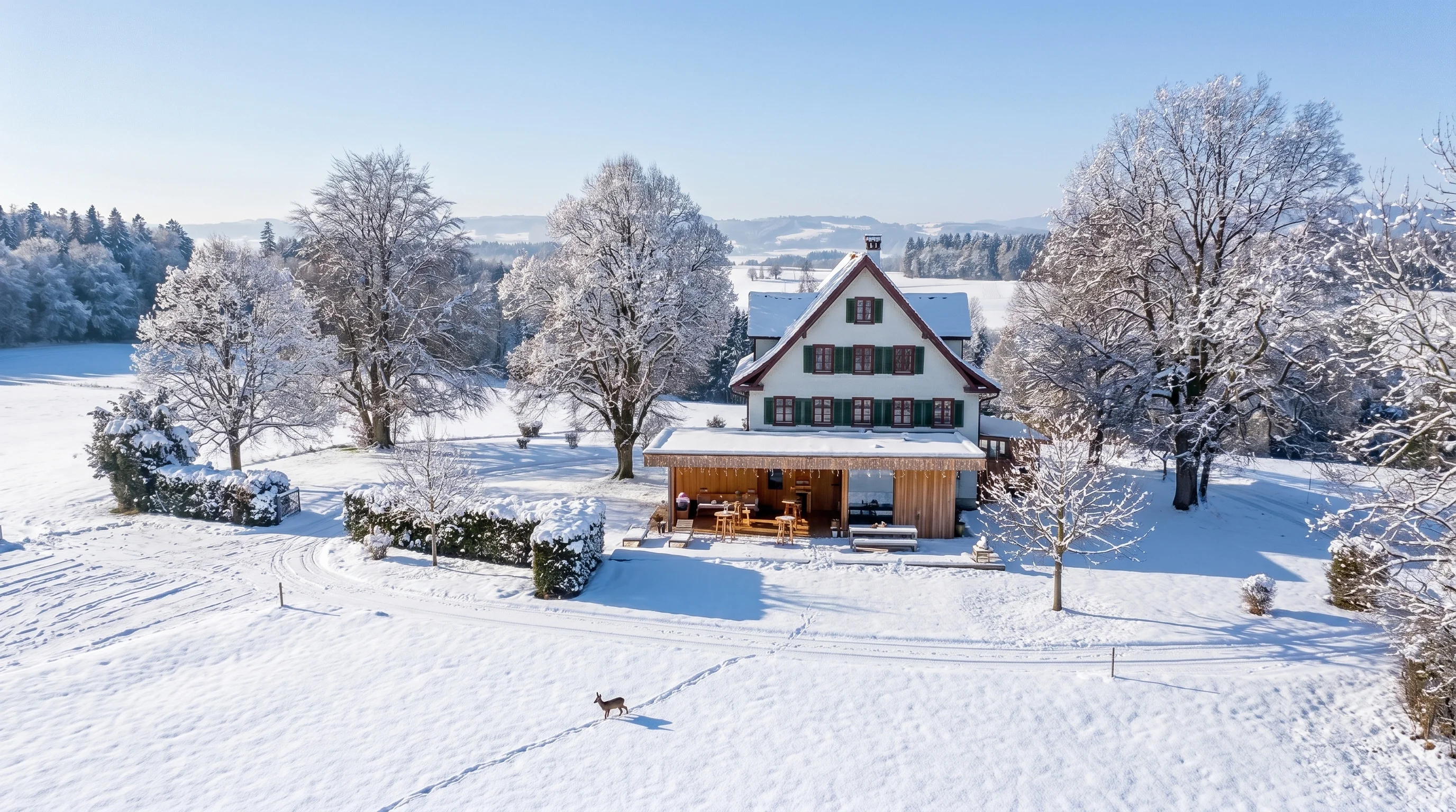 Verschneites Landhaus Sihlweid an einem klaren Wintertag — frischer Pulverschnee, schwarz-weisses Riegelhaus, blauer Himmel.