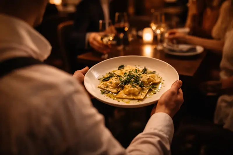Service — frische Ravioli werden serviert